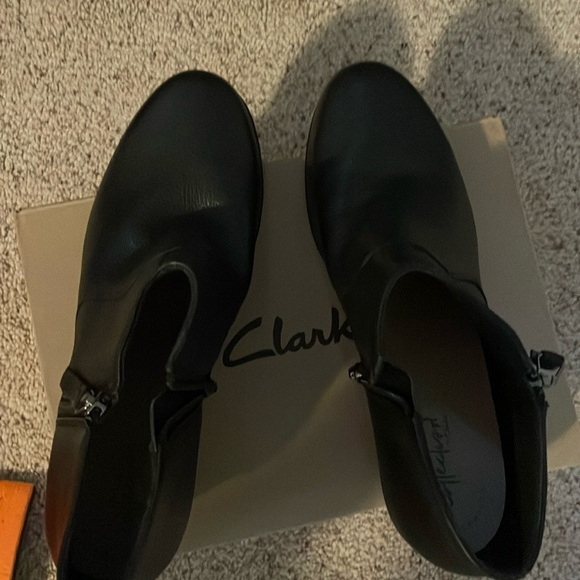 Clark’s women’s booties-black size 9-light wear - Picture 2 of 4